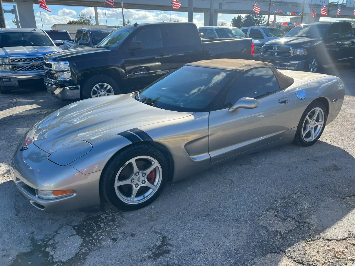 used 2000 Chevrolet Corvette - front view 3